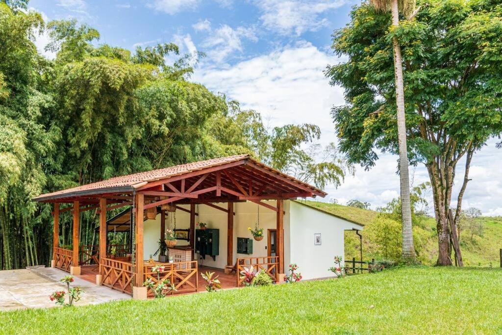 Agradable Cabana Cafetera Con Jacuzzi A 12 Min Del Centro De Pereira Buitenkant foto