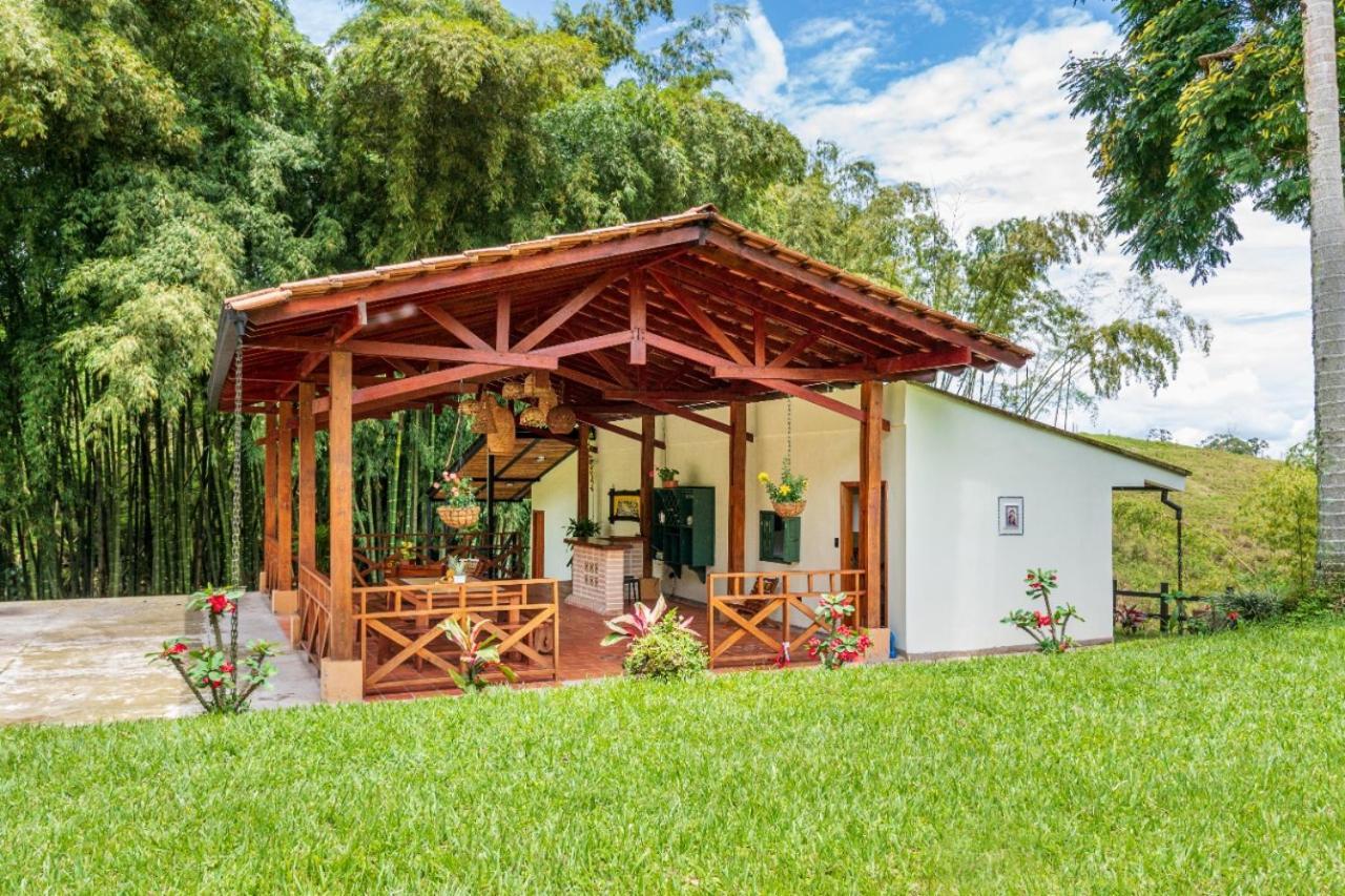 Agradable Cabana Cafetera Con Jacuzzi A 12 Min Del Centro De Pereira Buitenkant foto